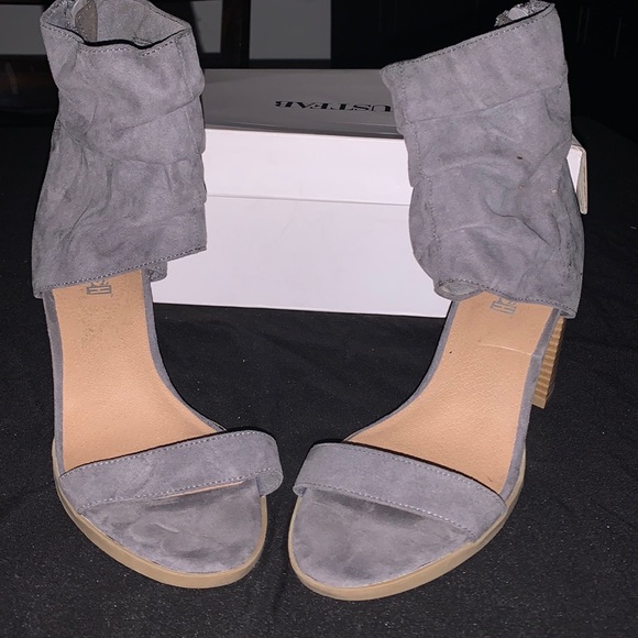 Gray heel with special ankle design. Size 7. A Brash design - Picture 3 of 4